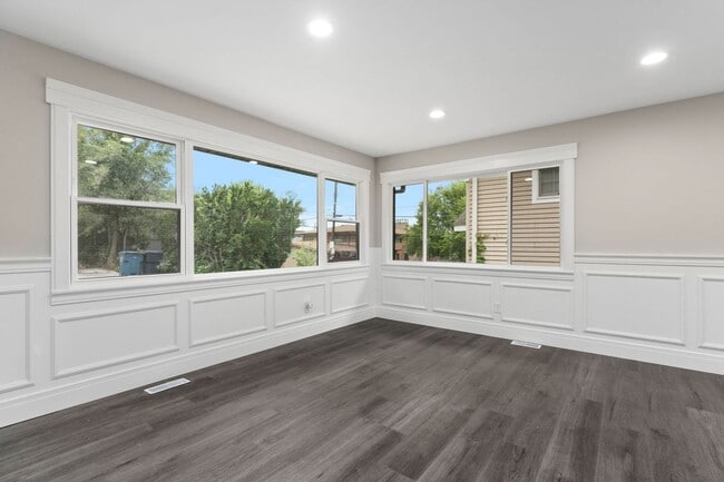 Building Photo - 3 Bedroom 2 Bath Beach House