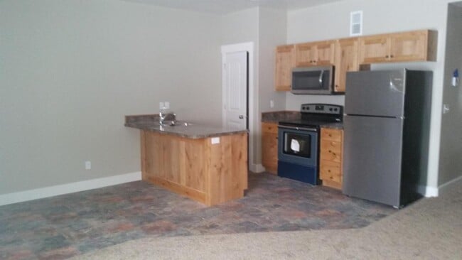 Building Photo - 650 Ruby Cir