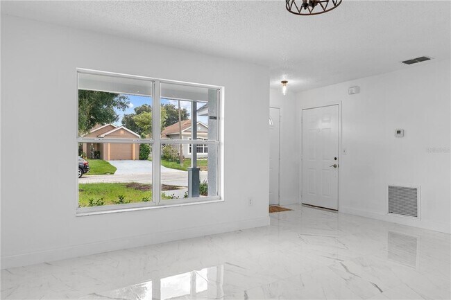 Building Photo - 421 Rollins Dr