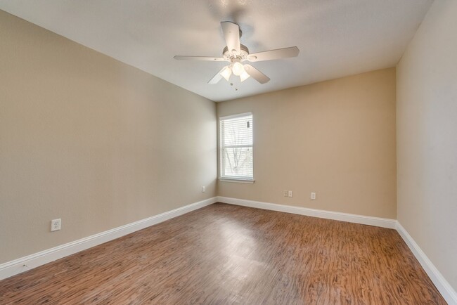 Building Photo - $2150 Fort Worth - Four Bedroom Split Floo...