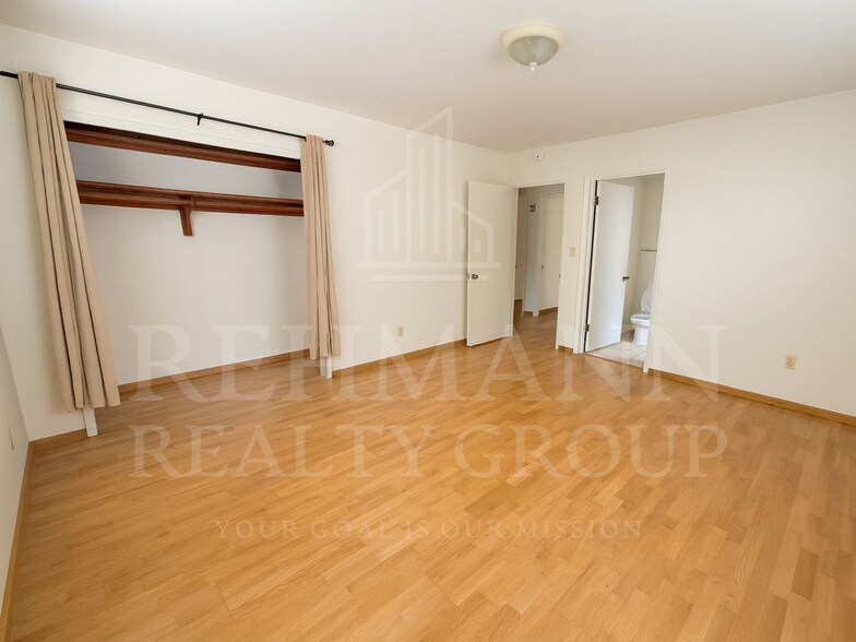 Building Photo - 4235 Kendall St