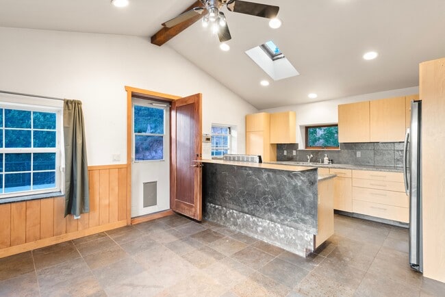 Building Photo - 2800 Cedar Dr