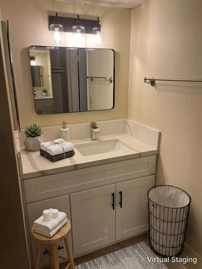 Building Photo - 1 Bedroom, 1 Bathroom North Hollywood Condominium for Lease!
