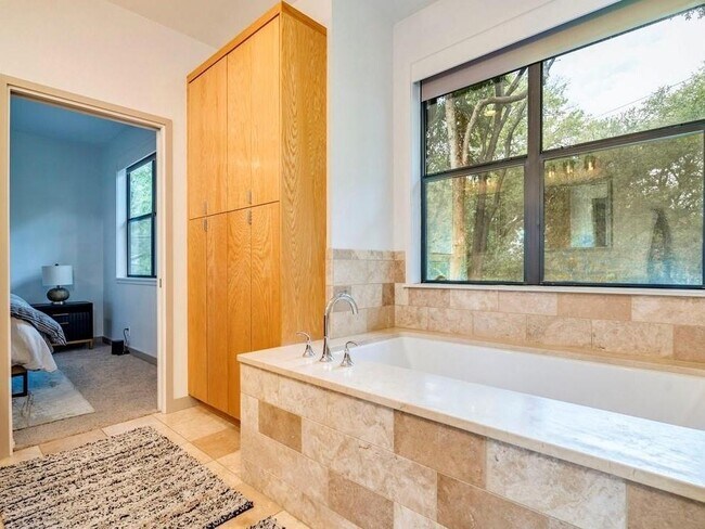 Building Photo - 1502 Barton Hills Dr