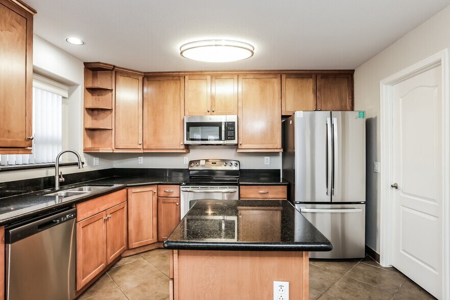 Building Photo - 2505 W Red Fox Rd