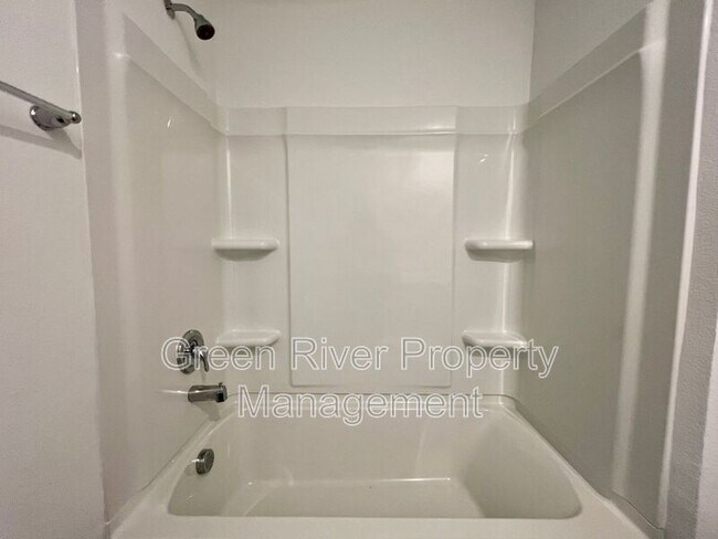 Building Photo - 827 Rivertree Pl