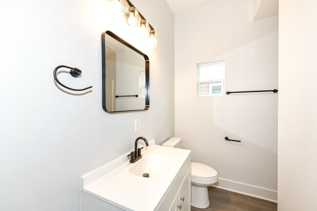 Building Photo - 942 W 27th St