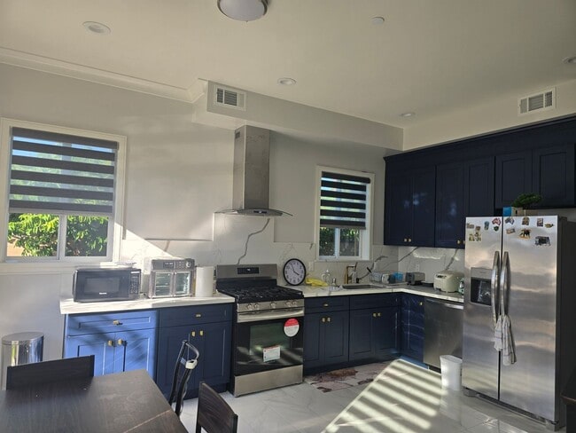 Building Photo - Fully Furnished 2 Bed, 2 Bath Townhome – 5...