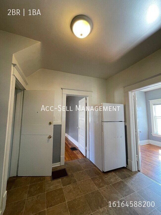 Building Photo - 319 Lane