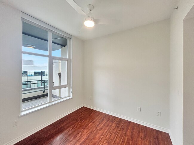 Building Photo - Beautiful 2BD/2BA W/ A/C, Reserved Parking, and Private Balcony in Bankers Hill!