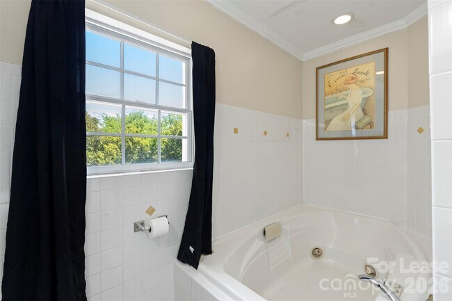 Building Photo - 703 S Summit Ave