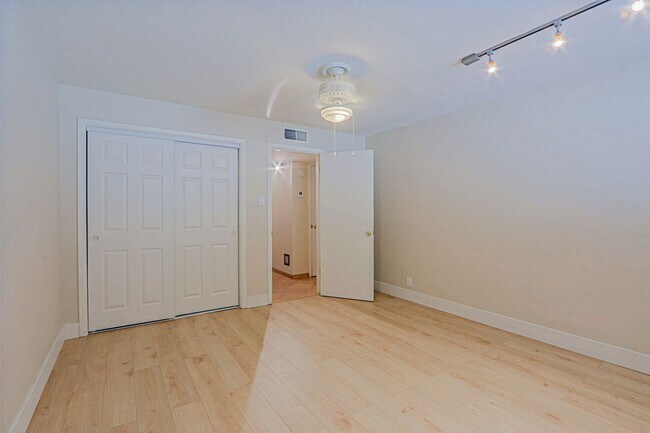 Building Photo - 6203 N 12th Pl