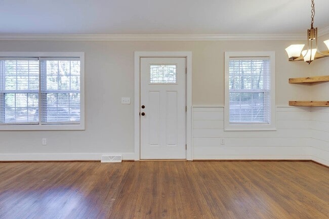 Building Photo - Cute & Private 3BR Home Ready for Move-In