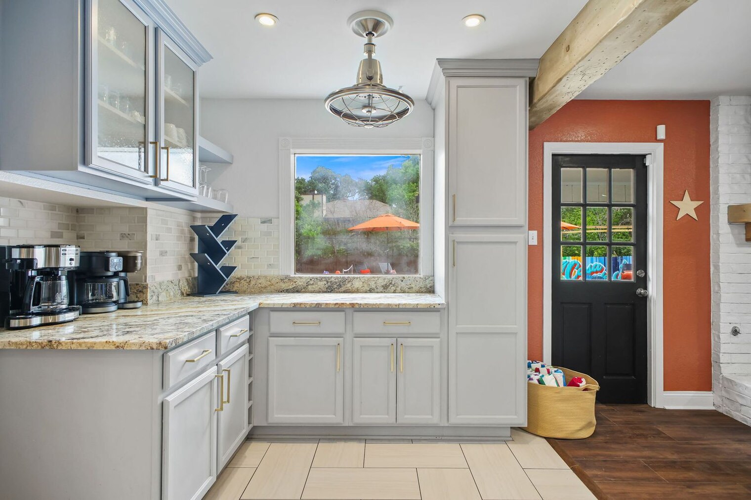 Building Photo - 8922 Hetherington Dr