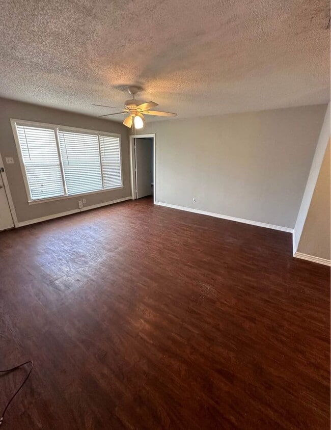 Building Photo - Cute 4 bedroom, 2 bath home with a carport and a big back yard!