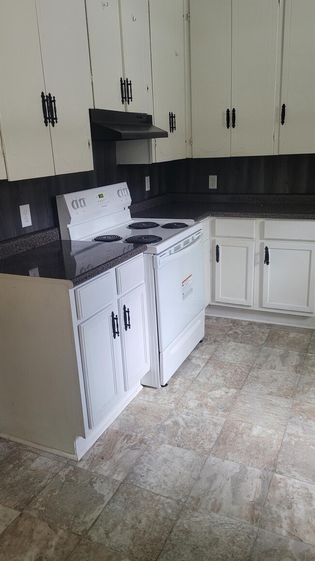 Building Photo - 2225 E 6th St