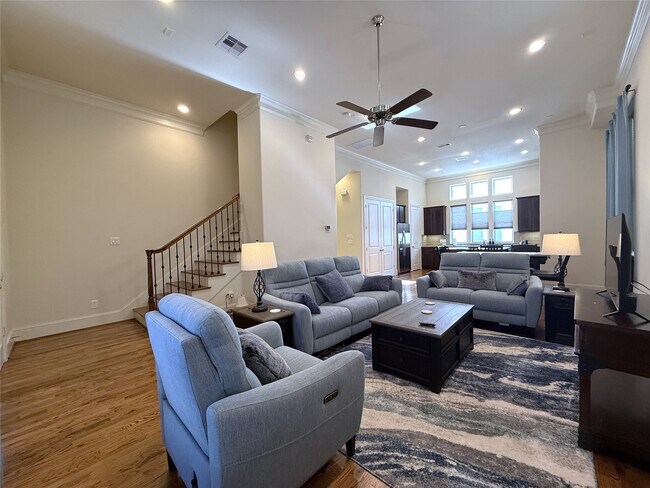 Building Photo - 705 Delano St