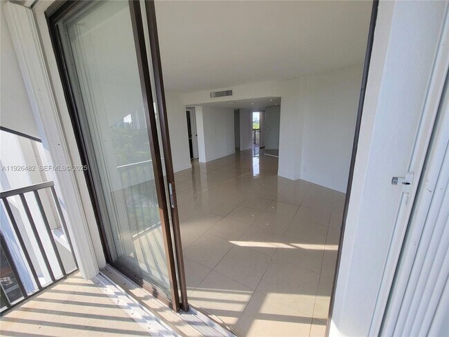 Building Photo - 3301 N Country Club Dr