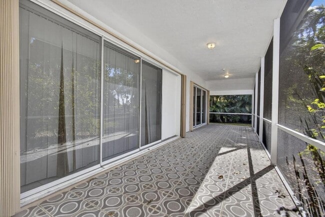 Building Photo - 1940 S Club Dr