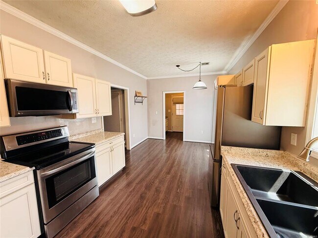 Building Photo - 566 New Bingham Dr