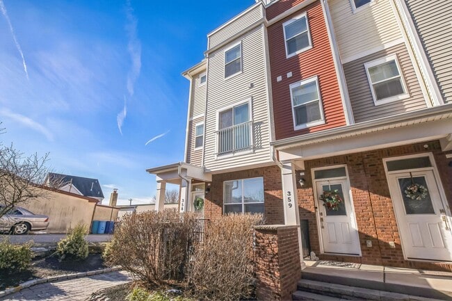 Building Photo - Gorgeous Conshohocken 3 Bedroom, 2.5 Bath END Unit Townhome With Amazing Views!