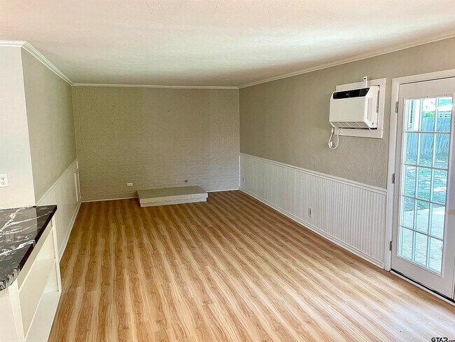 Building Photo - 910 N Newsom St