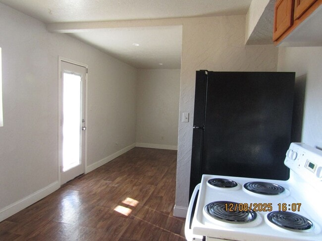 Building Photo - Very nice spacious home! No Carpet!