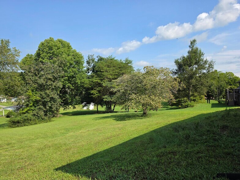 Building Photo - 421 River Bend Dr