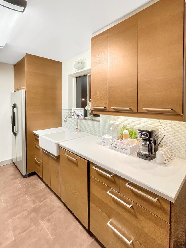 Building Photo - 6558 E 2nd St