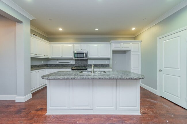 Building Photo - 3BD/2.5BA/2Garage Two Story upgraded End Unit Condo Woodbury Irvine $4800