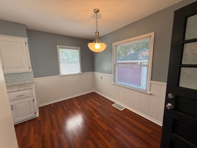 Building Photo - Beautifully Updated 2 Bed, 1 Bath Home for...