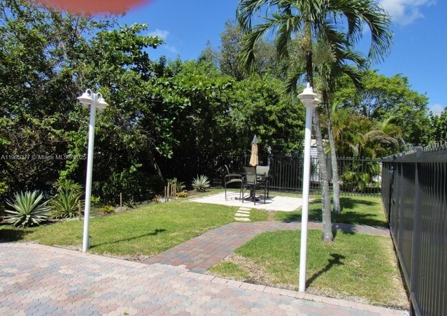 Building Photo - 124 NE 19th Ct