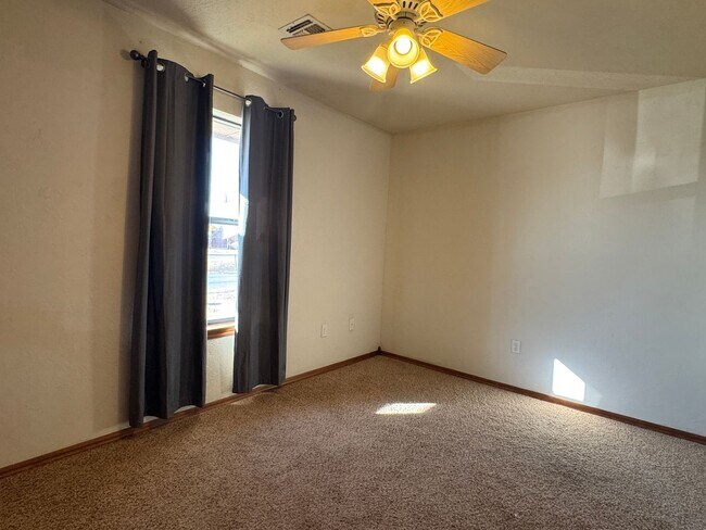 Building Photo - 1916 SW E Ave, Unit B- NOW AVAILABLE!