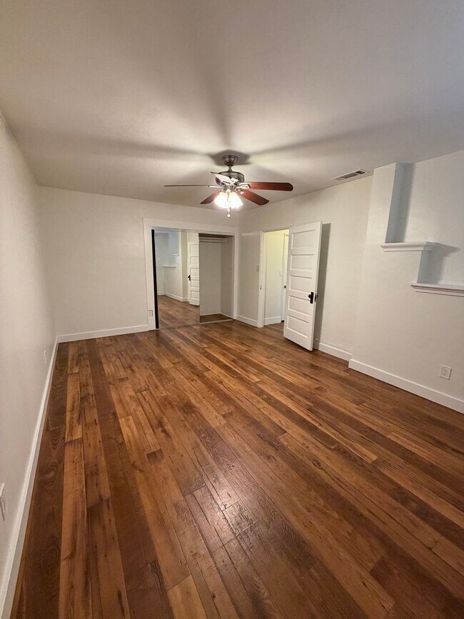 Building Photo - 535-537 E. Van Bibber