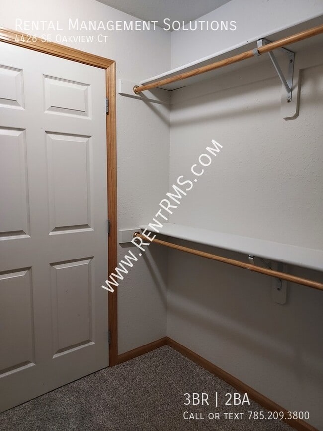 Building Photo - 4426 SE Oakview Ct