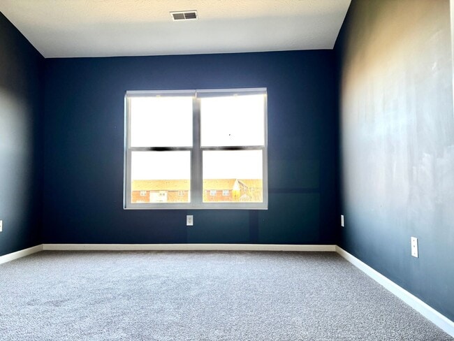 Building Photo - Don't miss out on this great 3 bed 3.5 bath townhouse with tons of amenities!