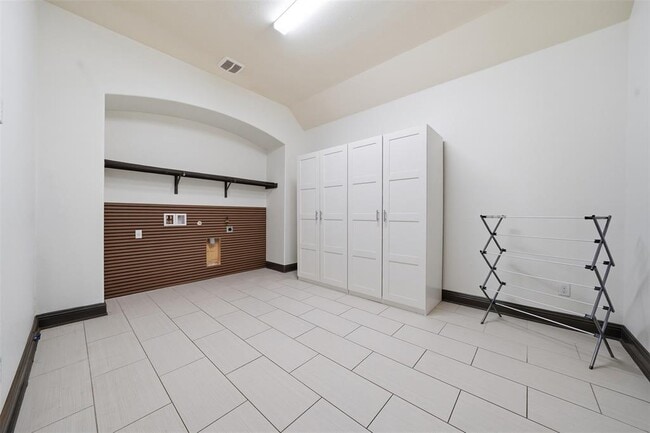 Building Photo - 8729 Vantage Point Dr