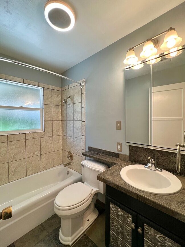 Building Photo - MON301