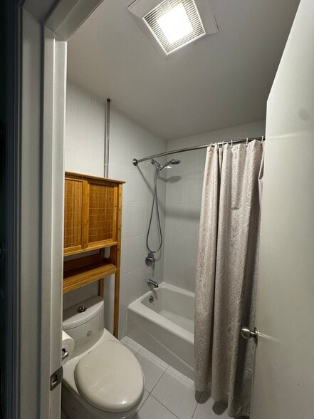 Bathroom - 577 Price St