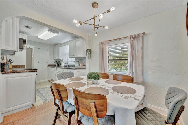 Building Photo - 483 E Shore Dr