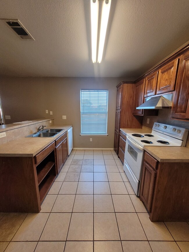 Building Photo - 3 bed 2 bath home with carport, move in re...