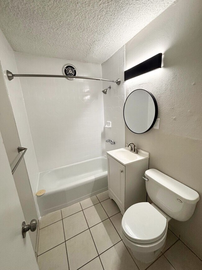 Building Photo - 1806 E La Salle St