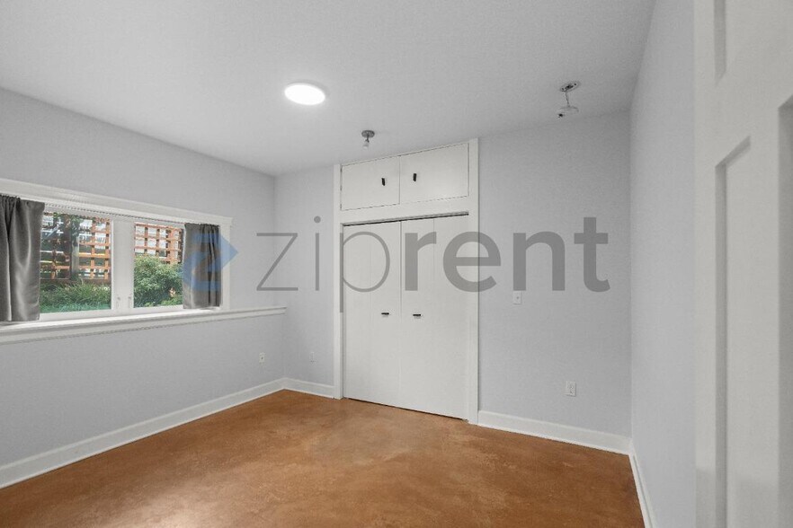 Building Photo - Unit