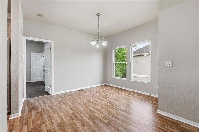 Building Photo - 10337 Parkview Ave