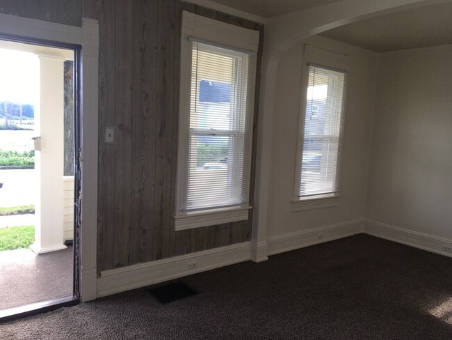 Building Photo - 2 BR Apt Near Downtown