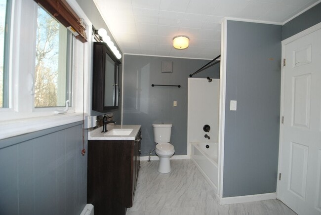 Building Photo - Spacious & centrally located 4 bed / 3 bath house FOR RENT