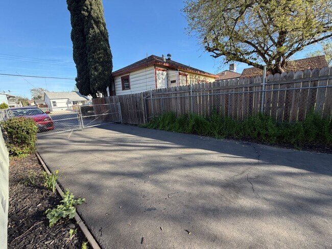 Building Photo - SAC T 2569