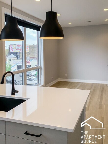 Building Photo - 1050 W Cornelia Ave