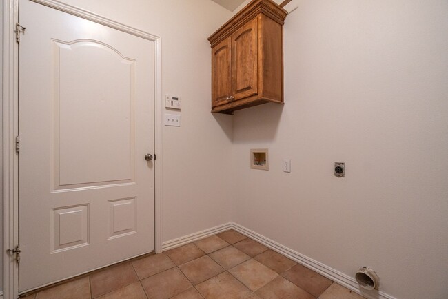 Building Photo - * Move-In Special * Gorgeous 3-Bedroom Hom...