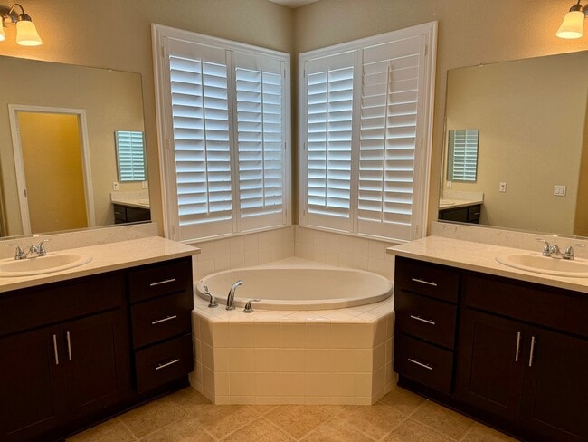 Building Photo - Spacious 4 Bedroom 3 1/2 Bath Home Available Now